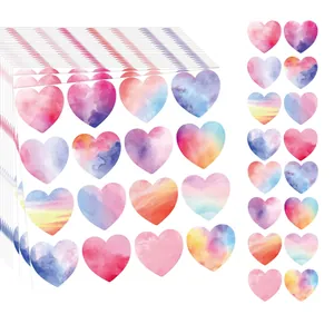 Vista detallada de pegatinas de corazones en acuarela para álbumes de recortes DIY.