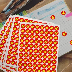 Détail d'autocollants pouce levé sur un cahier quadrillé avec des accessoires