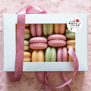Pegatina floral de agradecimiento creativa en caja de macarons con cinta rosa elegante