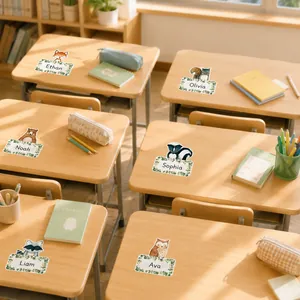 Individuelle Dschungeltier-Namensschilder mit Blattbordüre auf Schreibtischen im Klassenzimmer