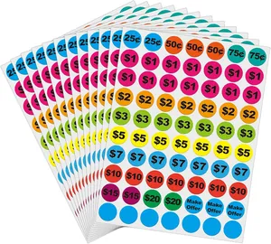 Vista detallada de etiquetas de precios de colores preimpresas para ventas en tiendas minoristas.