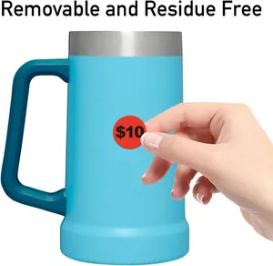 Primer plano de una etiqueta de precio roja de $10 que se quita de una taza sin residuos