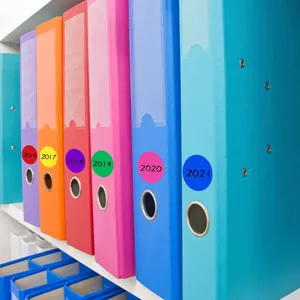 Etichette adesive rotonde da 5 cm su raccoglitori da ufficio per una facile organizzazione