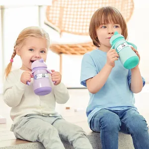 Kinder nutzen Wasserflaschen mit beschreibbaren Datums- und Inhaltsetiketten im Alltag