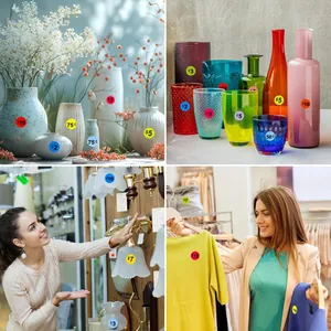 Detalle de etiquetas de precio redondas autoadhesivas aplicadas a varios artículos de tienda