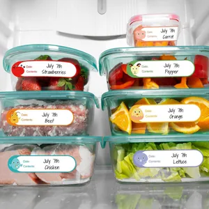 Bunte beschreibbare Küchenetiketten mit Tiermotiven auf Lebensmittelbehältern im Kühlschrank