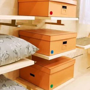 Detail of 1.3cm color-coded circular stickers with S, M, L labels on storage boxes.