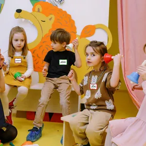 Farbige rechteckige Blanko-Aufkleber als Namensschilder für Kinder
