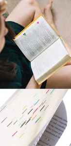 Dettaglio di schede adesive colorate a forma di goccia che segnano le pagine