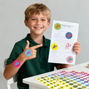 Een vrolijke jongen toont kleurrijke A+ beloningsstickers op zijn schoolhuiswerk.