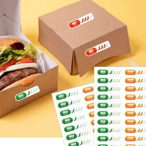 Primer plano de etiquetas de nivel de picante (Mild, Medium, Hot) en cajas de comida