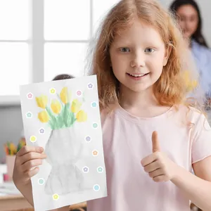Niña mostrando dibujo DIY decorado con mini pegatinas de flores de colores