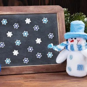 Pegatinas de Janucá azules y plateadas con la estrella de David en una mini pizarra de madera