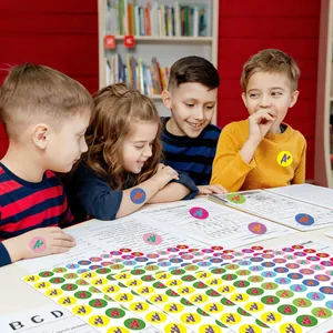 Kleurrijke A+ beloningsstickers gebruikt door kinderen in een schoolklasomgeving