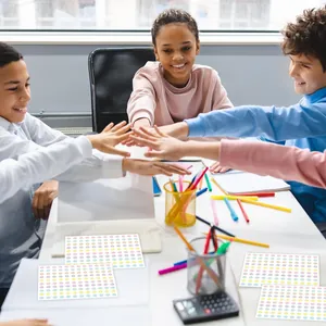 Mini pegatinas de la Estrella de David de Hanukkah usadas por niños en una clase