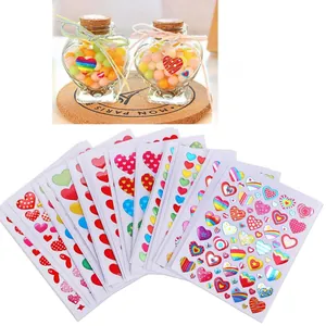 Vista detallada de hojas de pegatinas de corazones coloridos para manualidades y San Valentín