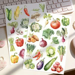 Detalle macro de pegatinas de verduras en acuarela para decoración de álbumes de recortes