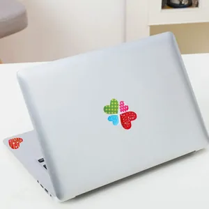 Pegatinas decorativas creativas de corazones en un portátil plateado para bricolaje