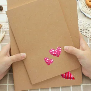Vista detallada de pegatinas de corazón rosa con estrellas en un cuaderno de kraft