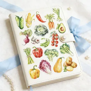 Vista detallada de varios adhesivos de verduras en acuarela en un cuaderno blanco