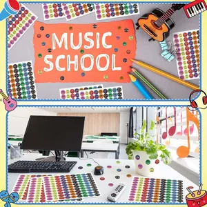 Divers autocollants ronds colorés de musique cartoon décorant une salle de classe.
