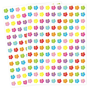 Vista detallada de mini pegatinas de flores de hibisco coloridas para scrapbooking
