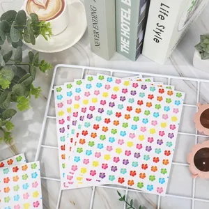 Detalle de mini pegatinas de flores de hibisco de colores para scrapbooking DIY