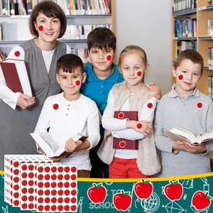Vue détaillée d'autocollants pomme rouge appliqués sur des élèves à l'école
