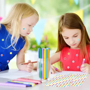 Dos niñas juegan con coloridas pegatinas de hibisco en un ambiente festivo alegre