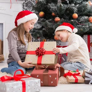 Laser zuurstokstickers op kerstcadeaus getoond in een feestelijke kerstsetting