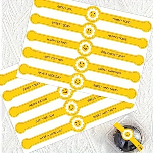 Detailansicht gelber Sonnen-Smiley-Aufkleber für handgemachte Dessertverpackungen