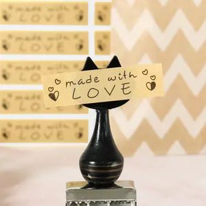Λεπτομέρεια αυτοκόλλητων Kraft με κείμενο 'made with LOVE' και σχέδια καρδιάς