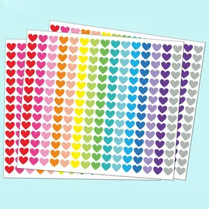 Vista de cerca de pegatinas autoadhesivas de corazones de colores del arco iris