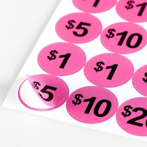 Primo piano di etichette circolari fucsia con vari prezzi in dollari che si staccano