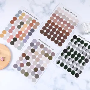 Juego de pegatinas redondas multicolores para la decoración y la clasificación.