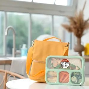 Adesivo tondo per allerta allergie su un portapranzo con chiara lista degli allergeni