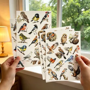 Detailansicht mehrerer Bögen realistischer Aquarell-Vogelsticker für DIY-Journaling.