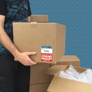 Primer plano de etiquetas para mudanza de cocina y frágil pegadas en una caja