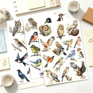 Detailansicht von drei Bögen mit kunstvollen Aquarell-Vogelaufklebern für Scrapbooking und Basteln.