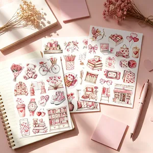 Gedetailleerd overzicht van drie vellen met roze hartstickers voor DIY-plakboekdecoratie