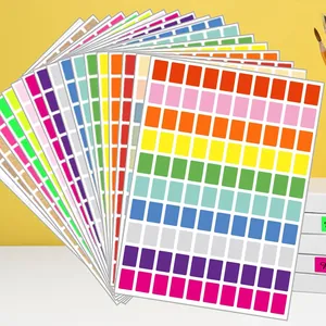 Macro vista di etichette adesive colorate e impermeabili per la classificazione professionale