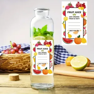 Detalle de etiquetas para botellas de jugo con coloridas ilustraciones de frutas a mano