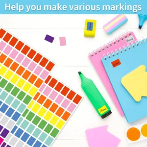Vista dettagliata di etichette colorate impermeabili applicate su articoli di ufficio