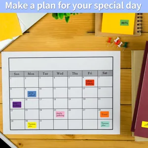 Dettaglio di etichette adesive colorate per l'indicizzazione utilizzate in un calendario.