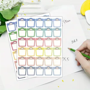 Gros plan d'autocollants colorés en forme de balance pour le suivi de la perte de poids