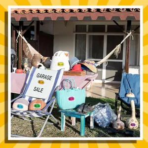 Leuchtende Stern-Preisschilder auf verschiedenen Gegenständen im Rahmen eines Flohmarkts