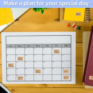 Dettaglio di etichette adesive in carta kraft utilizzate per la pianificazione su un calendario.