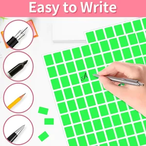 Dettaglio di etichette verde neon impermeabili compatibili con vari strumenti di scrittura.