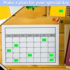Etichette adesive colorate su un calendario per l'organizzazione degli impegni