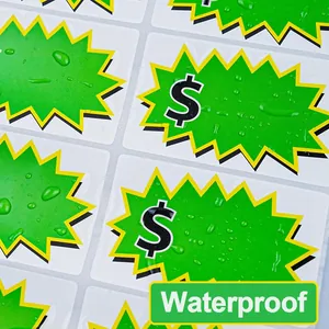Nahaufnahme wasserfester grüner Preisetiketten mit Wassertropfen auf der Oberfläche